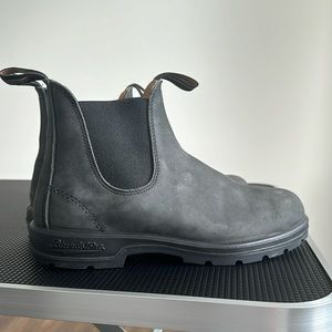 Men’s size US 8 (AUS 7) rustic black Blundstones - unisex